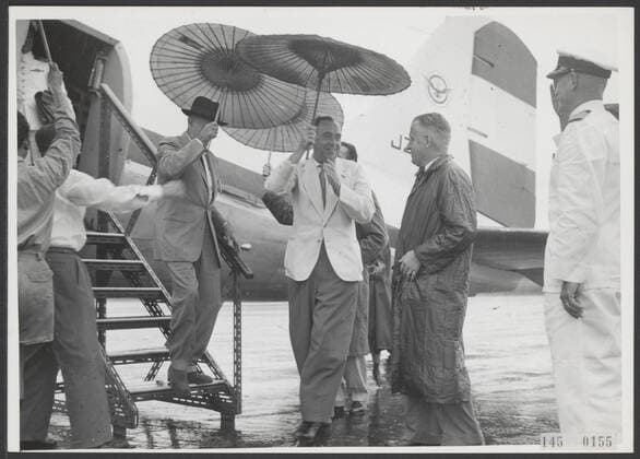 Information office and radio broadcaster Dutch New Guinea. Dutch New Guinea: Visit Australian Foreign Minister Casey. In a flowing rain, Sunday March 18 arrived with the crown pigeon from Biak the Australian Minister of Foreign Affairs, Richard Casey, together with Governor of Baal who had welcomed the Australian minister in Biak .. March 18, 1958. Hollandia, New Guinea Copyright: xpiemagsx pienatarchpart517102021-36269 !ACHTUNG AUFNAHMEDATUM GESCHÄTZT!