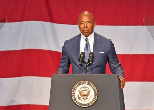 News Bilder des Tages July 28, 2022, New York, New York, USA: July 28, 2022 New York, NY, USA - Mayor Eric Adams (Democrat of New York, NY) speaks prior to American Vice President Kamala Harris making remarks following a tour at the Bedford Stuyvesant Restoration Corporation in Brooklyn where she learned about the various programs for cultural outlets, small business opportunities and economic betterment that they provide. She is in New York City to announce new private and public sector efforts to align tens of billions in investments in underserved communities. This will include the formation of a new Economic Opportunity Coalition (EOC) to address economic disparities and accelerate economic opportunity in communities of color and other underserved communiti - ZUMAs152 20220728_zaa_s152_151 Copyright: xAndreaxRenaultx-xPoolxviaxCNPx