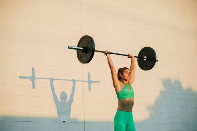 IMAGO Creative: 2022 Sport Favoriten Creative Highlights Symbolbilder Young active woman doing overhead press with barbell in morning Salt Lake City, Utah, United States CR_YFEU220728-1016022-01 ,model released, Symbolfoto