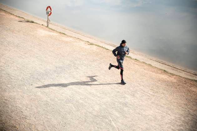 IMAGO Creative, Neujahr, Vorsätze, Sport IMAGO Creative: 2022 Sport Favoriten Creative Highlights Symbolbilder Man running in park at winter morning Barcelona, Catalonia, Spain CR_ZVWBHP220725-1015339-01 ,model released, Symbolfoto
