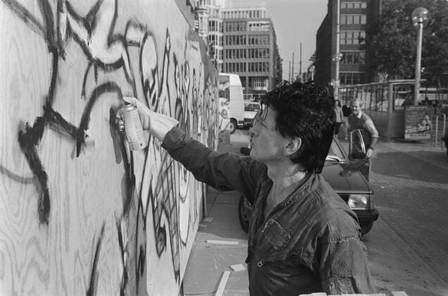 Anefo photo collection. Herman Brood painted fence on Rembrandt Square. October 10, 1986. Amsterdam, Noord-Holland Copyright: xpiemagsx pienatarchpart517102021-4803 !ACHTUNG AUFNAHMEDATUM GESCHÄTZT!