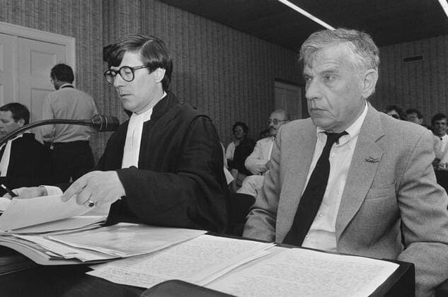 Anefo photo collection. Interim proceedings Gerard Reve against Uitgeverij van Oorschot. Gerard Reve (R) and Lawyer Mr. Bakker. July 7, 1987 Copyright: xpiemagsx pienatarchpart517102021-7174 !ACHTUNG AUFNAHMEDATUM GESCHÄTZT!