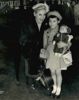 Apr. 04, 1954 - London, England, United Kingdom - GAIL CAROL NEDICK, aged 7 seen with her mother on arrival at Waterloo station this morning on the QE boat train. Mrs Nedick and her daughter are on a four months visit to her parents who live in city of London. Mrs Nedick claims to be the first G.I. Bride to be married in the city of London. She was married in 1945. Her husband was wounded on D Day and is still receiving hospital treatment in America which he hopes will be completed in June when he himself will be making a trip to London. London UK - ZUMAk09_ 19540404_baf_k09_024 Copyright: xKeystonexPressxAgencyx
