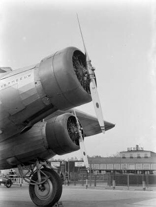 Poll photo collection. Berlin airport - Tempelhof. Engines with propellers of the Fokker F.XX PH-AIZ Herring Gull. October 1934. Berlin, Germany Copyright: xpiemagsx pienatarchpart630102021-18198 !ACHTUNG AUFNAHMEDATUM GESCHÄTZT!