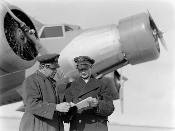 Poll photo collection. Berlin airport - Tempelhof. Pilots with the right Willem Beekman at the Fokker F.XX PH-AIZ Herring Gull. October 1934. Berlin, Germany Copyright: xpiemagsx pienatarchpart630102021-18202 !ACHTUNG AUFNAHMEDATUM GESCHÄTZT!