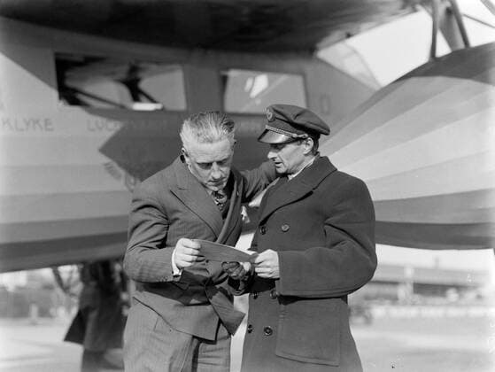 Poll photo collection. Berlin airport - Tempelhof. Left Harry Laponder and right pilot Willem Beekman at the Fokker F.XX PH-AIZ Herring Gull. October 1934. Berlin, Germany Copyright: xpiemagsx pienatarchpart630102021-18203 !ACHTUNG AUFNAHMEDATUM GESCHÄTZT!