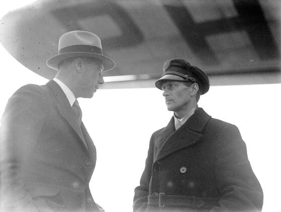 Poll photo collection. Berlin airport - Tempelhof. Links Mr. Schmidt and right Pilot Willem Beekman at the Fokker F.XX PH-AIZ Herring Gull. October 1934. Berlin, Germany Copyright: xpiemagsx pienatarchpart630102021-18204 !ACHTUNG AUFNAHMEDATUM GESCHÄTZT!