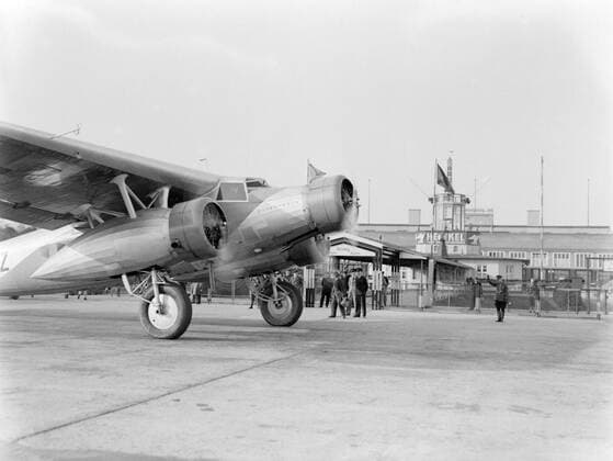 Poll photo collection. Berlin airport - Tempelhof. Airplane staff at the Fokker F.XX PH-AIZ Herring Gull. October 1934. Berlin, Germany Copyright: xpiemagsx pienatarchpart630102021-18206 !ACHTUNG AUFNAHMEDATUM GESCHÄTZT!