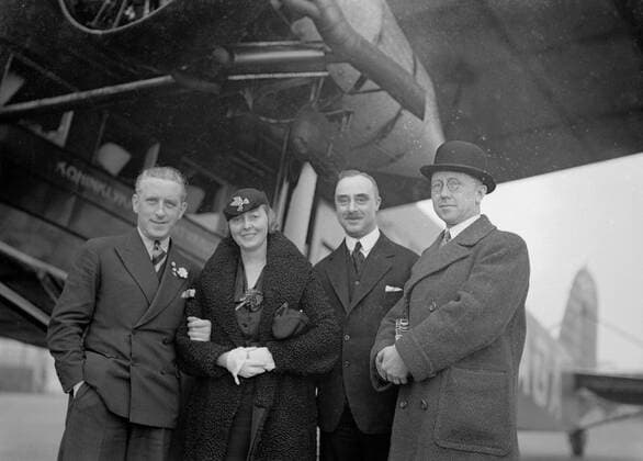 Poll photo collection. Berlin airport - Tempelhof. V.l.n.r. Harry Laponder, Thea Rasche and two unknown men at the Fokker F.IX PH-AGA eagle. October 1934. Berlin, Germany Copyright: xpiemagsx pienatarchpart630102021-18303 !ACHTUNG AUFNAHMEDATUM GESCHÄTZT!