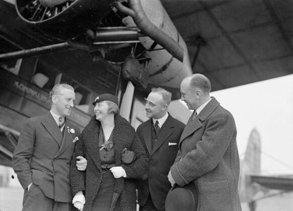 Poll photo collection. Berlin airport - Tempelhof. V.l.n.r. Harry Laponder, Thea Rasche and two unknown men at the Fokker F.IX PH-AGA eagle. October 1934. Berlin, Germany Copyright: xpiemagsx pienatarchpart630102021-18304 !ACHTUNG AUFNAHMEDATUM GESCHÄTZT!