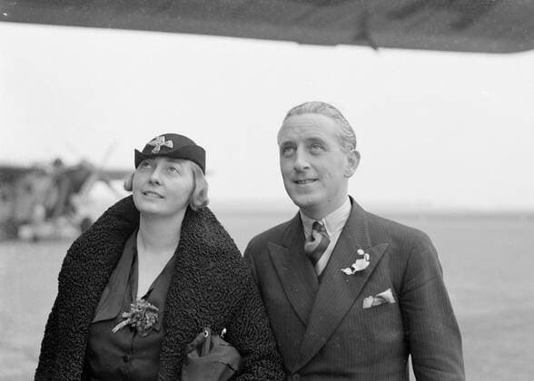 Poll photo collection. Berlin airport - Tempelhof. Thea Rasche and Harry Laponder under the wing of an airplane, presumably the breeder f.xx pH-aiz herring gull. October 1934. Berlin, Germany Copyright: xpiemagsx pienatarchpart630102021-18305 !ACHTUNG AUFNAHMEDATUM GESCHÄTZT!