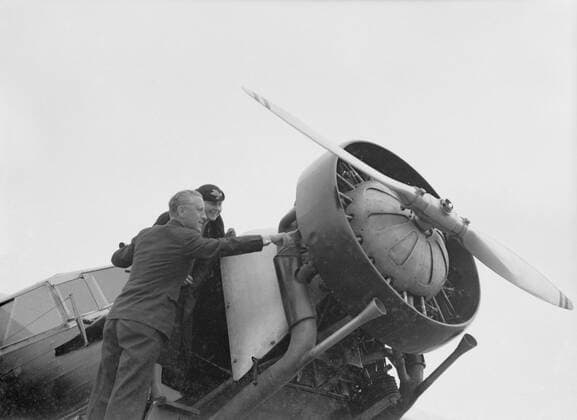 Poll photo collection. Berlin airport - Tempelhof. Harry Laponder and Thea Rasche at the engine of probably the breeder f.ix pH-aga eagle. October 1934. Berlin, Germany Copyright: xpiemagsx pienatarchpart630102021-18308 !ACHTUNG AUFNAHMEDATUM GESCHÄTZT!