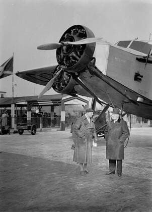 Poll photo collection. Berlin airport - Tempelhof. Left Mr Steinbeck and an unknown man at the Fokker F.XII OY-DIG Merkur . October 1934. Berlin, Germany Copyright: xpiemagsx pienatarchpart630102021-18320 !ACHTUNG AUFNAHMEDATUM GESCHÄTZT!