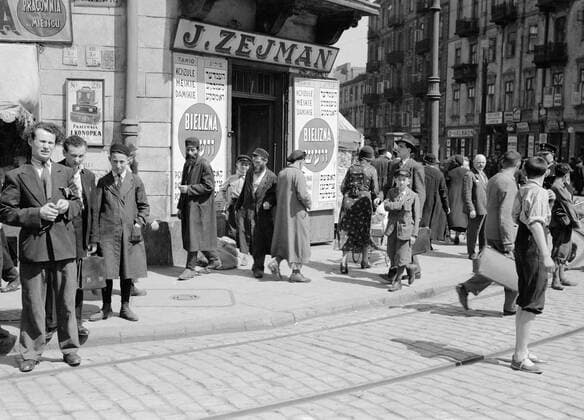 Poll photo collection. Travel to Poland. Street corner in the Jewish Quarter, with signs in Polish and Hebrew. 1934. Poland, Warsaw Copyright: xpiemagsx pienatarchpart630102021-18386 !ACHTUNG AUFNAHMEDATUM GESCHÄTZT!