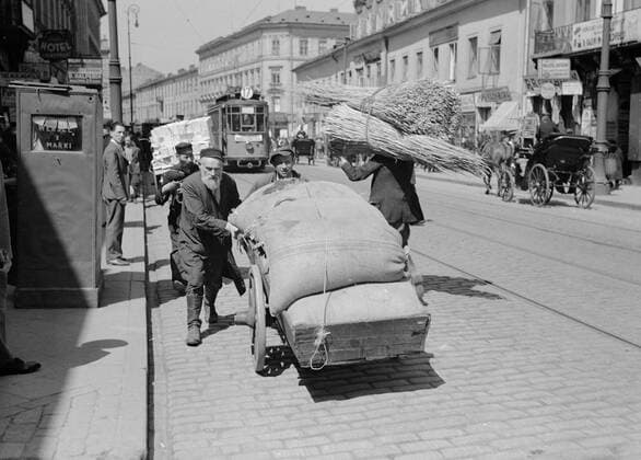 Poll photo collection. Travel to Poland. Men lug goods across the street in the Jewish quarter of Warsaw. 1934. Poland, Warsaw Copyright: xpiemagsx pienatarchpart630102021-18389 !ACHTUNG AUFNAHMEDATUM GESCHÄTZT!