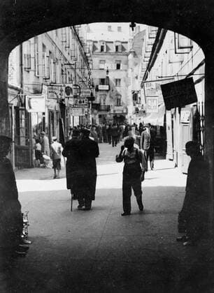 Poll photo collection. Travel to Poland. Courtyard with small shops in the Jewish district of Warsaw. 1934. Poland, Warsaw Copyright: xpiemagsx pienatarchpart630102021-18391 !ACHTUNG AUFNAHMEDATUM GESCHÄTZT!