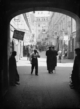 Poll photo collection. Travel to Poland. Courtyard with small shops in the Jewish district of Warsaw. 1934. Poland, Warsaw Copyright: xpiemagsx pienatarchpart630102021-18392 !ACHTUNG AUFNAHMEDATUM GESCHÄTZT!
