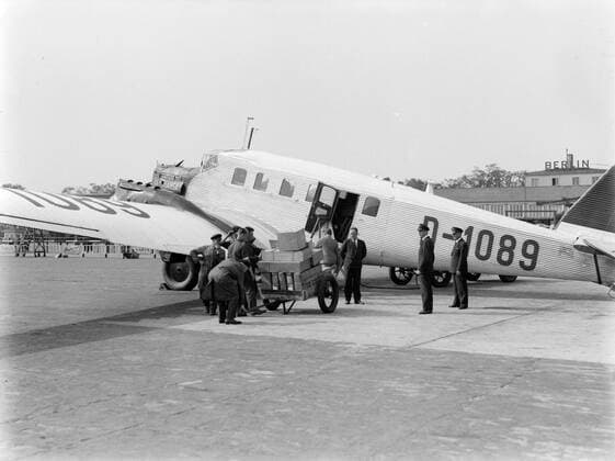 Poll photo collection. Berlin airport - Tempelhof. Cart with a load of packages at the Junkers G24 D-1089 HESTIA that maintains the Lufthansa de Schijndienst Berlin - Warsaw. October 1934. Berlin, Germany Copyright: xpiemagsx pienatarchpart630102021-18395 !ACHTUNG AUFNAHMEDATUM GESCHÄTZT!