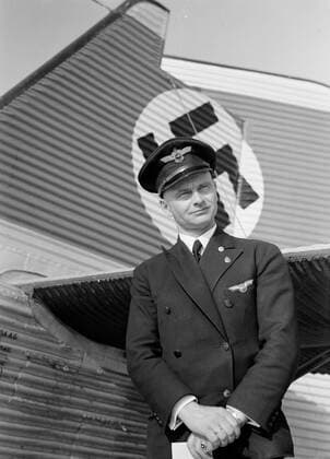 Poll photo collection. Berlin airport - Tempelhof. Pilot Horst Merz at the Junkers G24 D-1089 HESTIA who maintains the Lijndienst Berlin for the Lufthansa. Warsaw. October 1934. Berlin, Germany Copyright: xpiemagsx pienatarchpart630102021-18396 !ACHTUNG AUFNAHMEDATUM GESCHÄTZT!
