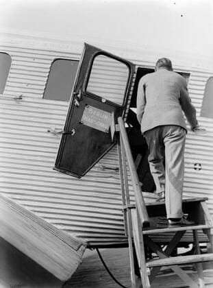 Poll photo collection. Berlin airport - Tempelhof. Mr. Matthias steps into the Junkers G24 D-1089 HESTIA that maintains the Lijndienst Berlin - Warsaw for the Lufthansa. October 1934. Berlin, Germany Copyright: xpiemagsx pienatarchpart630102021-18397 !ACHTUNG AUFNAHMEDATUM GESCHÄTZT!