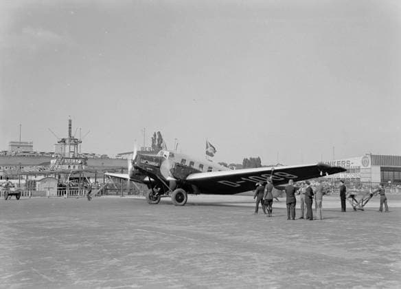 Poll photo collection. Berlin airport - Tempelhof. Crew and staff at the Junkers G24 D-1089 HESTIA who maintains the Lijndienst Berlin - Warsaw for the Lufthansa. October 1934. Berlin, Germany Copyright: xpiemagsx pienatarchpart630102021-18398 !ACHTUNG AUFNAHMEDATUM GESCHÄTZT!