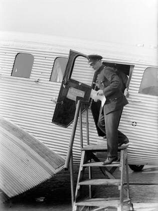 Poll photo collection. Berlin airport - Tempelhof. Man on the stairs at the Junkers G24 D-1089 HESTIA that maintains the Lufthansa de Schierdienst Berlin - Warsaw. October 1934. Berlin, Germany Copyright: xpiemagsx pienatarchpart630102021-18400 !ACHTUNG AUFNAHMEDATUM GESCHÄTZT!
