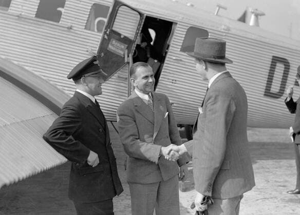 Poll photo collection. Berlin airport - Tempelhof. V.l.n.r Pilot Horst Merz, Mr. Matthias and an unknown man at the Junker G24 D-1089 Hestia, who maintains the Lijndienst Berlin - Warsaw for the Lufthansa. October 1934. Berlin, Germany Copyright: xpiemagsx pienatarchpart630102021-18401 !ACHTUNG AUFNAHMEDATUM GESCHÄTZT!