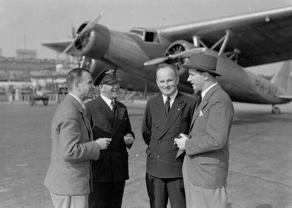 Poll photo collection. Berlin airport - Tempelhof. Links Mr. Matthias and also pilot Horst Merz with the Breeder F.xx Ph-Aiz Herring Gull of KLM in the background. October 1934. Berlin, Germany Copyright: xpiemagsx pienatarchpart630102021-18402 !ACHTUNG AUFNAHMEDATUM GESCHÄTZT!