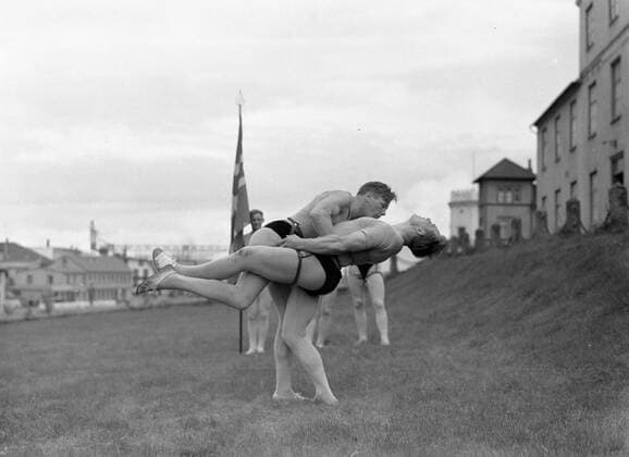 Poll photo collection. Iceland. Reykjavik. Icelandic wrestling (Glima). Two members of the Glimateam of the Menntaskolinn in Aktie. The other team members, one with a banner, look. 1934. Iceland, Reykjavik Copyright: xpiemagsx pienatarchpart630102021-18604 !ACHTUNG AUFNAHMEDATUM GESCHÄTZT!
