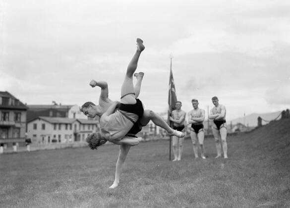 Poll photo collection. Iceland. Reykjavik. Icelandic wrestling (Glima). Two members of the Glimateam of the Menntaskolinn in Aktie. The other team members, one with a banner, look. 1934. Iceland, Reykjavik Copyright: xpiemagsx pienatarchpart630102021-18605 !ACHTUNG AUFNAHMEDATUM GESCHÄTZT!
