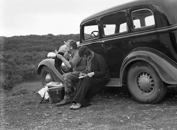 Poll photo collection. Iceland. Photographer Willem van de Poll and the German journalist Anita Joachim on the walkplank of the car with which they make a trip. While the first shaves, the other notes. 1934. Iceland Copyright: xpiemagsx pienatarchpart630102021-18615 !ACHTUNG AUFNAHMEDATUM GESCHÄTZT!
