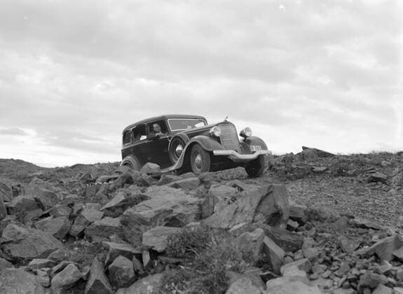 Poll photo collection. Iceland. Car on a narrow road in a rocky landscape seen from a lower position. 1934. Iceland Copyright: xpiemagsx pienatarchpart630102021-18624 !ACHTUNG AUFNAHMEDATUM GESCHÄTZT!