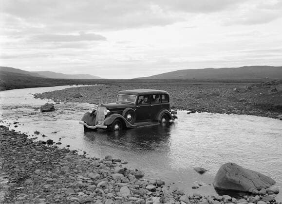 Poll photo collection. Iceland. Car drives through a shallow stream in a rocky landscape. 1934. Iceland Copyright: xpiemagsx pienatarchpart630102021-18626 !ACHTUNG AUFNAHMEDATUM GESCHÄTZT!