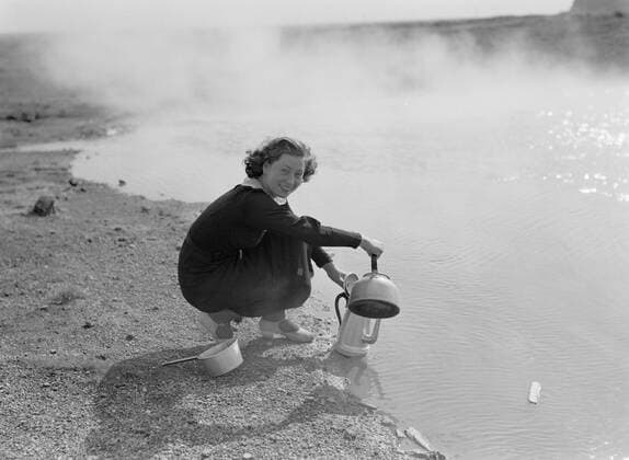 Poll photo collection. Iceland. Young woman pours hot water from a hot spride in a can. 1934. Iceland Copyright: xpiemagsx pienatarchpart630102021-18644 !ACHTUNG AUFNAHMEDATUM GESCHÄTZT!