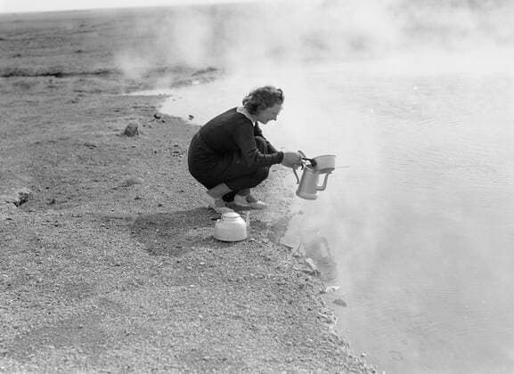 Poll photo collection. Iceland. Young woman pours hot water from a hot spride in a can. 1934. Iceland Copyright: xpiemagsx pienatarchpart630102021-18645 !ACHTUNG AUFNAHMEDATUM GESCHÄTZT!