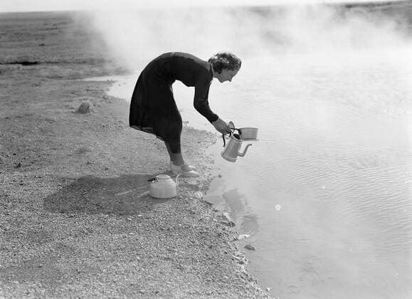 Poll photo collection. Iceland. Young woman pours hot water from a hot spride in a can. 1934. Iceland Copyright: xpiemagsx pienatarchpart630102021-18646 !ACHTUNG AUFNAHMEDATUM GESCHÄTZT!