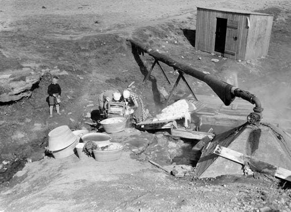 Poll photo collection. Iceland. Women at the wash at a valve of a warm source on which a water pipe is connected. Tobbes full of laundry. A wringer has been applied to the Wastobbe. 1934. Iceland Copyright: xpiemagsx pienatarchpart630102021-18647 !ACHTUNG AUFNAHMEDATUM GESCHÄTZT!