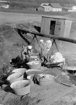 Poll photo collection. Iceland. Women at the wash at a warm source. A wringer has been applied to the Wastobbe. 1934. Iceland Copyright: xpiemagsx pienatarchpart630102021-18648 !ACHTUNG AUFNAHMEDATUM GESCHÄTZT!