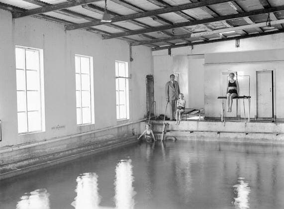 Poll photo collection. Iceland. Alafoss. Swimming lessons in a swimming pool. On the right the businessman Sigurjon PÃ tursson. 1934. Iceland, ÃÄlafoss Copyright: xpiemagsx pienatarchpart630102021-18651 !ACHTUNG AUFNAHMEDATUM GESCHÄTZT!