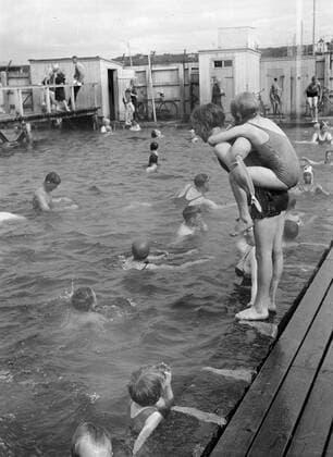 Poll photo collection. Iceland. Alafoss. Children in the Laugardalurcamping outdoor swimming pool. 1934. Iceland Copyright: xpiemagsx pienatarchpart630102021-18676 !ACHTUNG AUFNAHMEDATUM GESCHÄTZT!