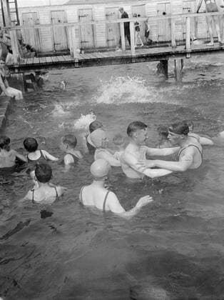 Poll photo collection. Iceland. Alafoss. Children in the Laugardalurcamping outdoor swimming pool. 1934. Iceland Copyright: xpiemagsx pienatarchpart630102021-18677 !ACHTUNG AUFNAHMEDATUM GESCHÄTZT!