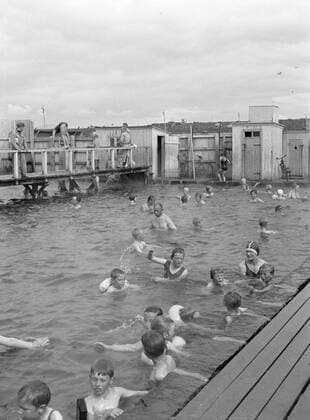 Poll photo collection. Iceland. Alafoss. Children and adults in the Laugardalurcamping outdoor swimming pool. 1934. Iceland Copyright: xpiemagsx pienatarchpart630102021-18678 !ACHTUNG AUFNAHMEDATUM GESCHÄTZT!