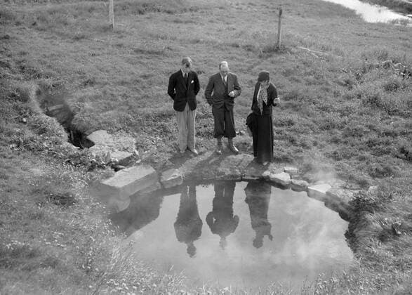 Poll photo collection. Iceland. Reykholt. Three people, including the journalist Anita Joachim, at a hot spring. 1934. Iceland, Reykholt Copyright: xpiemagsx pienatarchpart630102021-18686 !ACHTUNG AUFNAHMEDATUM GESCHÄTZT!