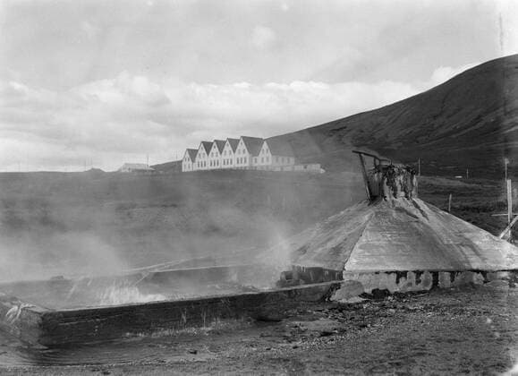 Poll photo collection. Iceland. Laugarvatn. Winter school for girls. In the foreground a valve of a warm source. 1934. Iceland, Laugarvatn Copyright: xpiemagsx pienatarchpart630102021-18688 !ACHTUNG AUFNAHMEDATUM GESCHÄTZT!