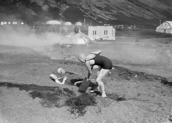 Poll photo collection. Iceland. Laugarvatn. Girl buries other girls under warm volcanic ash near a warm source. 1934. Iceland, Laugarvatn Copyright: xpiemagsx pienatarchpart630102021-18690 !ACHTUNG AUFNAHMEDATUM GESCHÄTZT!