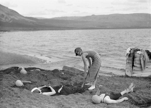 Poll photo collection. Iceland. Laugarvatn. Girl buries other girls under warm volcanic axis on the shore of a lake with hot water. 1934. Iceland, Laugarvatn Copyright: xpiemagsx pienatarchpart630102021-18691 !ACHTUNG AUFNAHMEDATUM GESCHÄTZT!