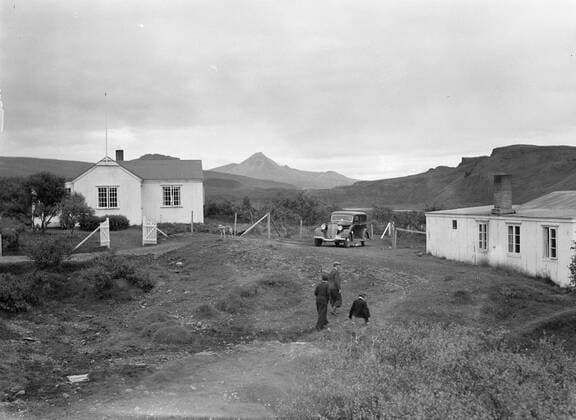 Poll photo collection. Iceland. A wooden house near the Laxfoss waterfall. 1934. Iceland Copyright: xpiemagsx pienatarchpart630102021-18695 !ACHTUNG AUFNAHMEDATUM GESCHÄTZT!