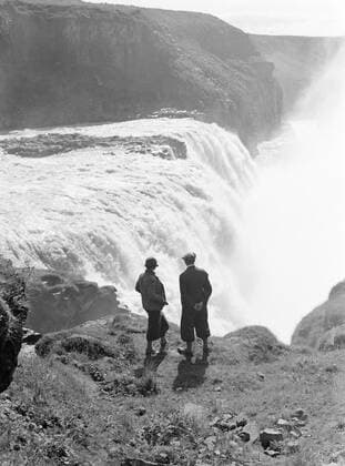 Poll photo collection. Iceland. Gullfoss. Journalist Anita Joachim together with the Icelandic guide Jonsson at the waterfalls in the Hvita (white river) in South Iceland. 1934. Gullfoss, Iceland Copyright: xpiemagsx pienatarchpart630102021-18698 !ACHTUNG AUFNAHMEDATUM GESCHÄTZT!