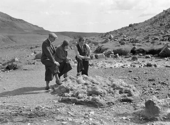 Poll photo collection. Iceland. Three people at a small geyser at the town of HveragerÃ°i. 1934. HveragerÃ°i, Iceland Copyright: xpiemagsx pienatarchpart630102021-18700 !ACHTUNG AUFNAHMEDATUM GESCHÄTZT!