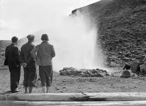 Poll photo collection. Iceland. Three people at a small geyser at the town of HveragerÃ°i. 1934. HveragerÃ°i, Iceland Copyright: xpiemagsx pienatarchpart630102021-18701 !ACHTUNG AUFNAHMEDATUM GESCHÄTZT!